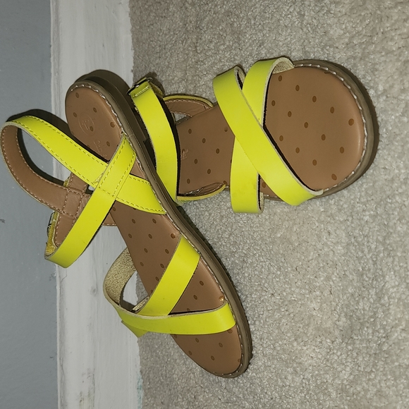 Girls sandal...lime green with velcro closure - Picture 2 of 3